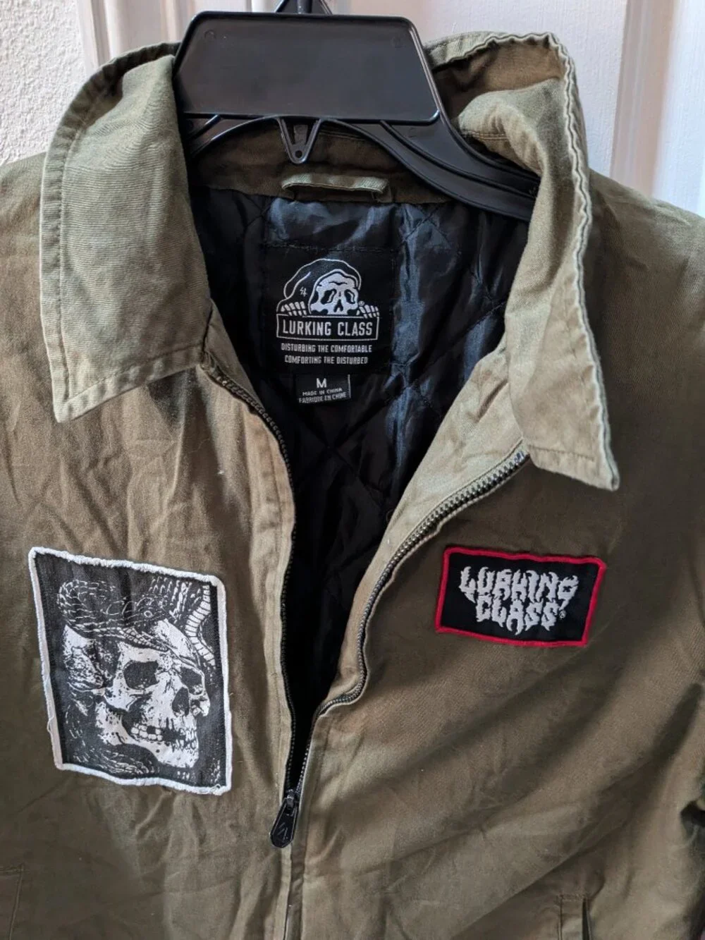 Lurking Class Mens Army Green Black Patch Graphic Zip Up Quilted Jacket Medium